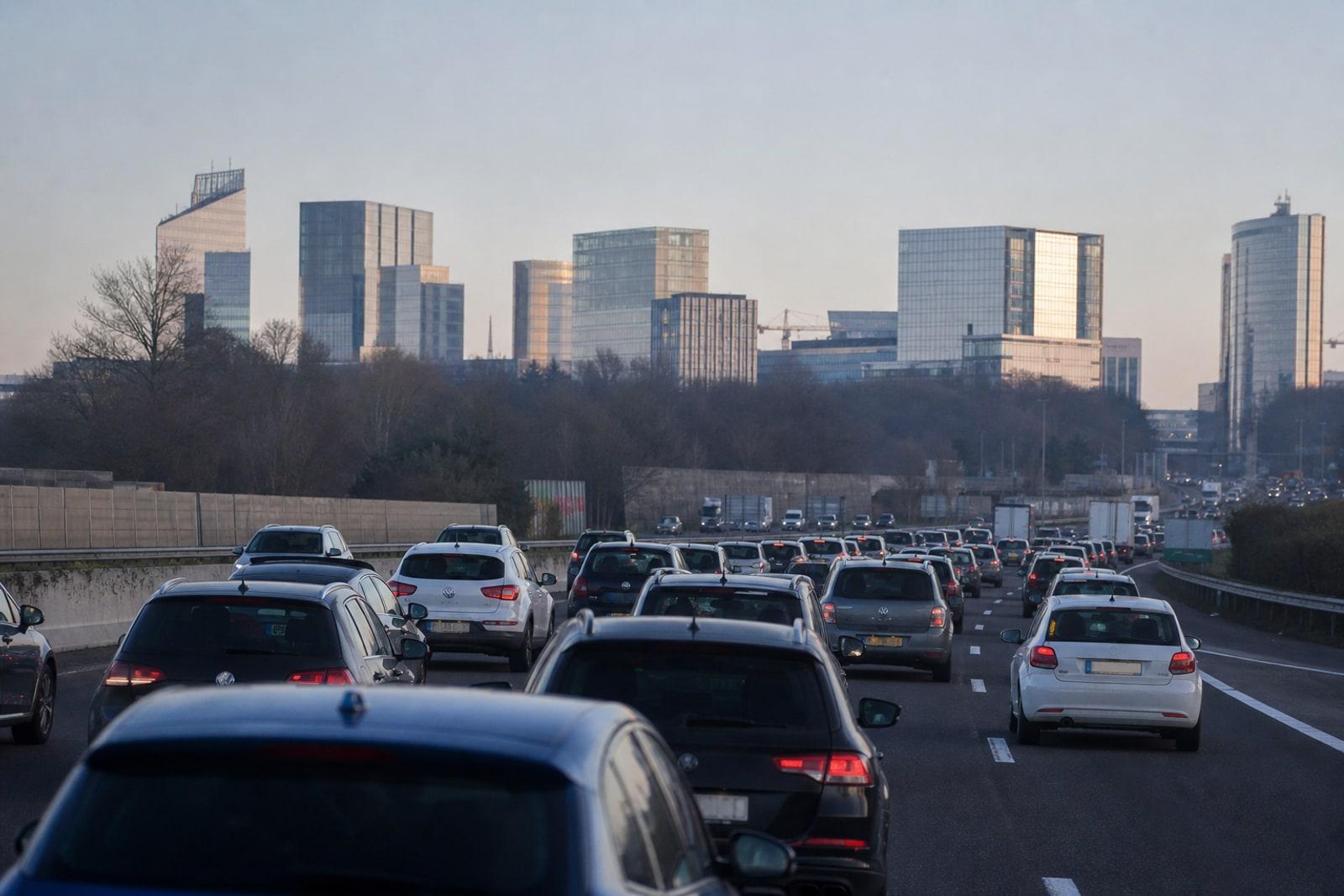 Morgendlicher Pendlerverkehr auf der Autobahn in Richtung Luxemburg-Stadt, im Hintergrund die Skyline des Kirchberg-Plateaus.
