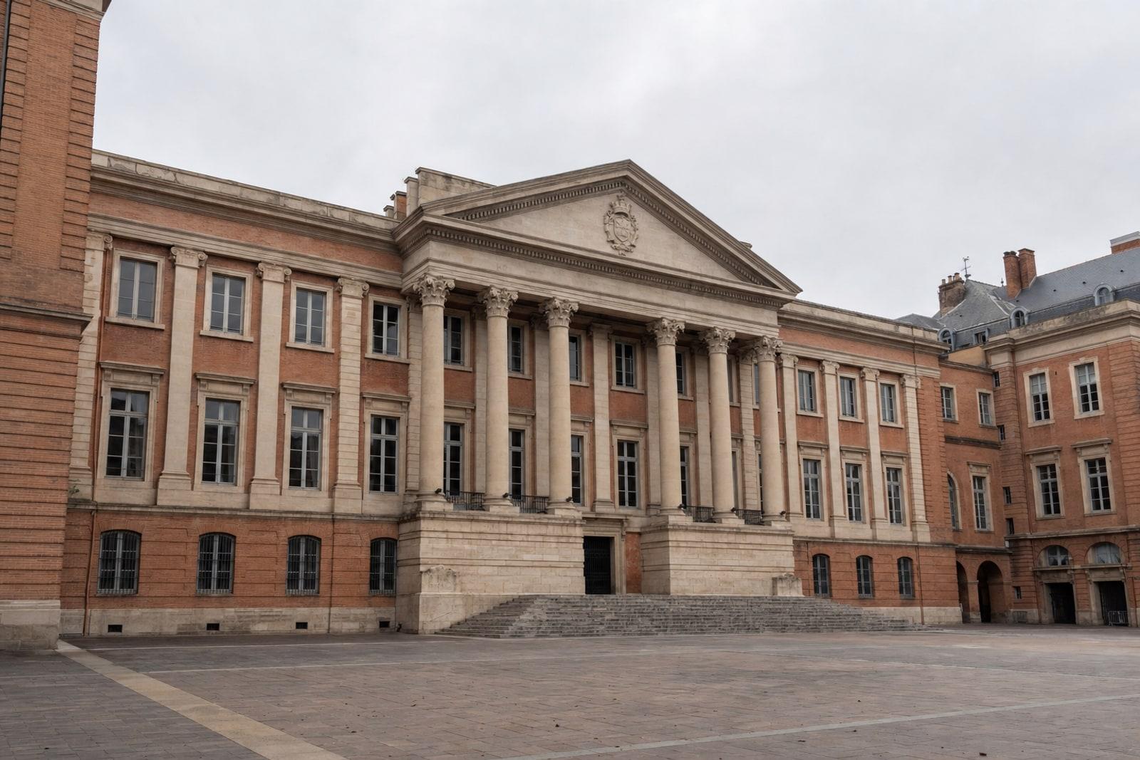 Le palais de justice de Toulouse, en brique rose et pierre, siège de la cour d'assises d'appel de la Haute-Garonne.