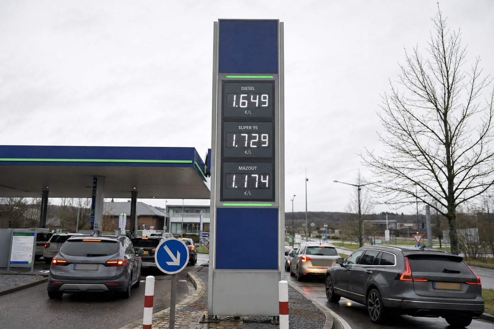 Preisanzeigetafel an einer Luxemburger Tankstelle mit steigenden Literpreisen für Diesel, Benzin und Heizöl.
