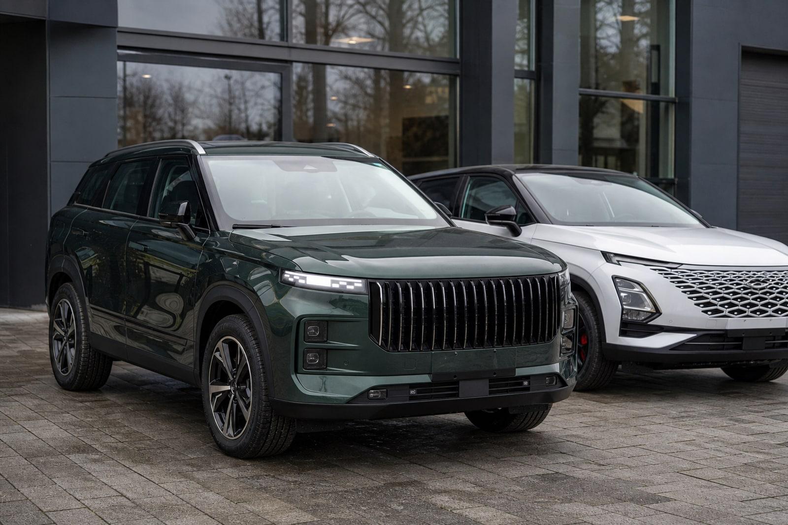 Jaecoo 7 und Omoda 5 vor einem Autohaus in Luxemburg