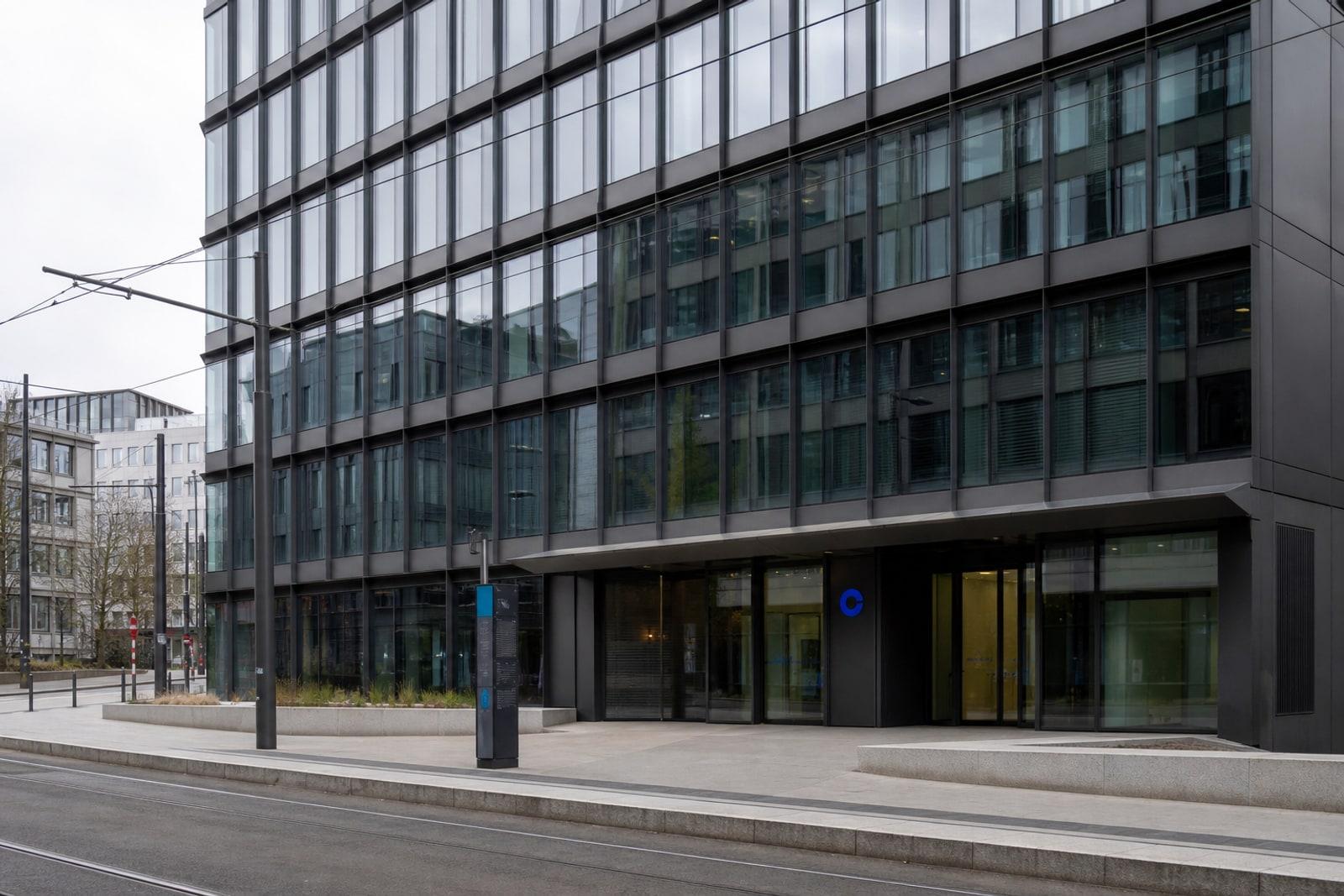 Façade extérieure des bureaux de Coinbase Luxembourg au 58, boulevard Grande-Duchesse Charlotte, à Luxembourg-ville
