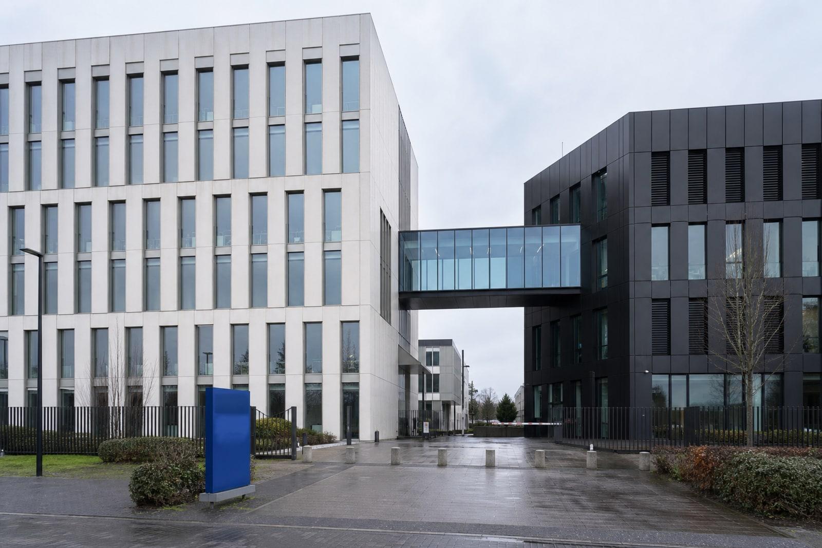 Sëtz vun der CSSF zu Stroossen mat markéierter Glaspasserell a CSSF-Schëld un der Strooss