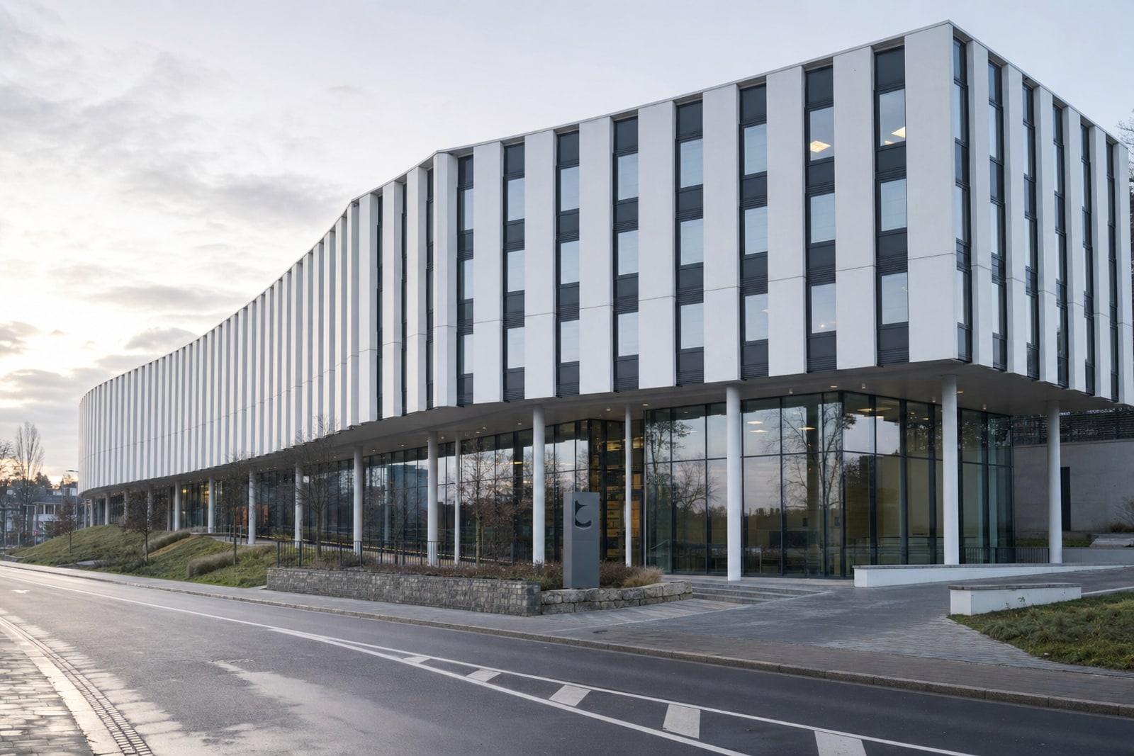 Curved white concrete façade of the CSSF headquarters on Route d’Arlon in Luxembourg City