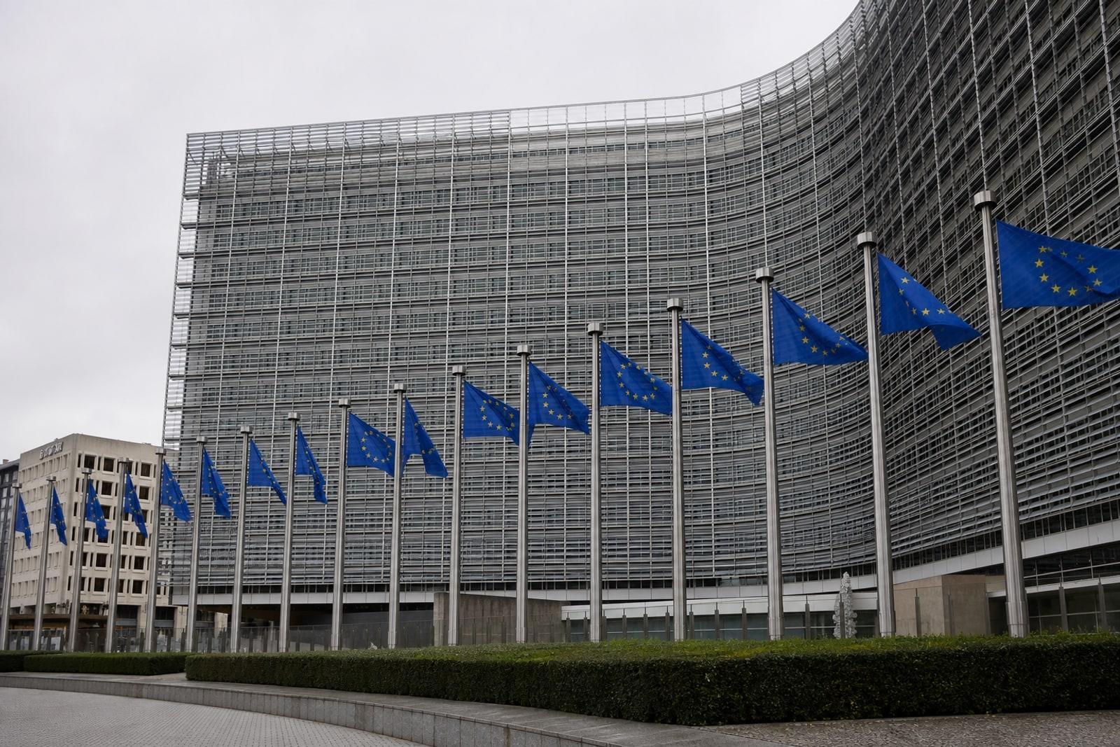 Berlaymont-Gebäude der Europäischen Kommission mit wehenden EU-Flaggen in Brüssel