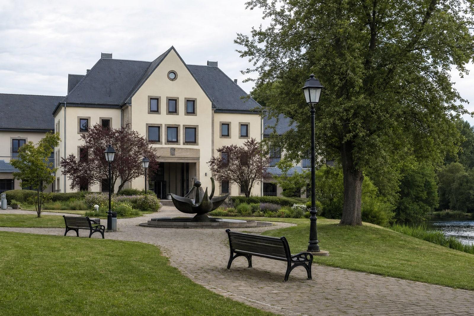 Hôtel de ville de Hesperange au milieu de ses espaces civiques paysagers