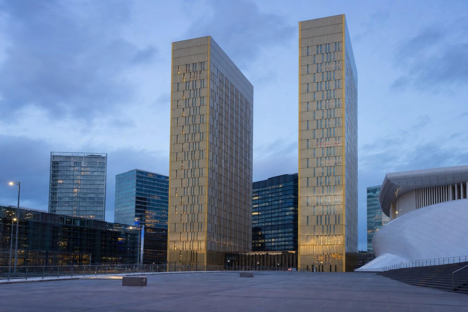 Vue des tours dorées de la Porte de l'Europe et des sièges bancaires du quartier financier du Kirchberg, à Luxembourg-Ville.