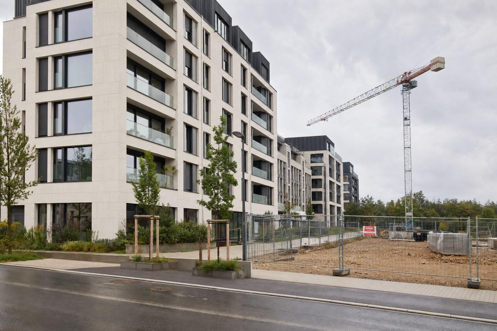 Fäerdeg Appartementshaiser nieft engem rouege Wunnengschantier zu Gaasperech an der Stad