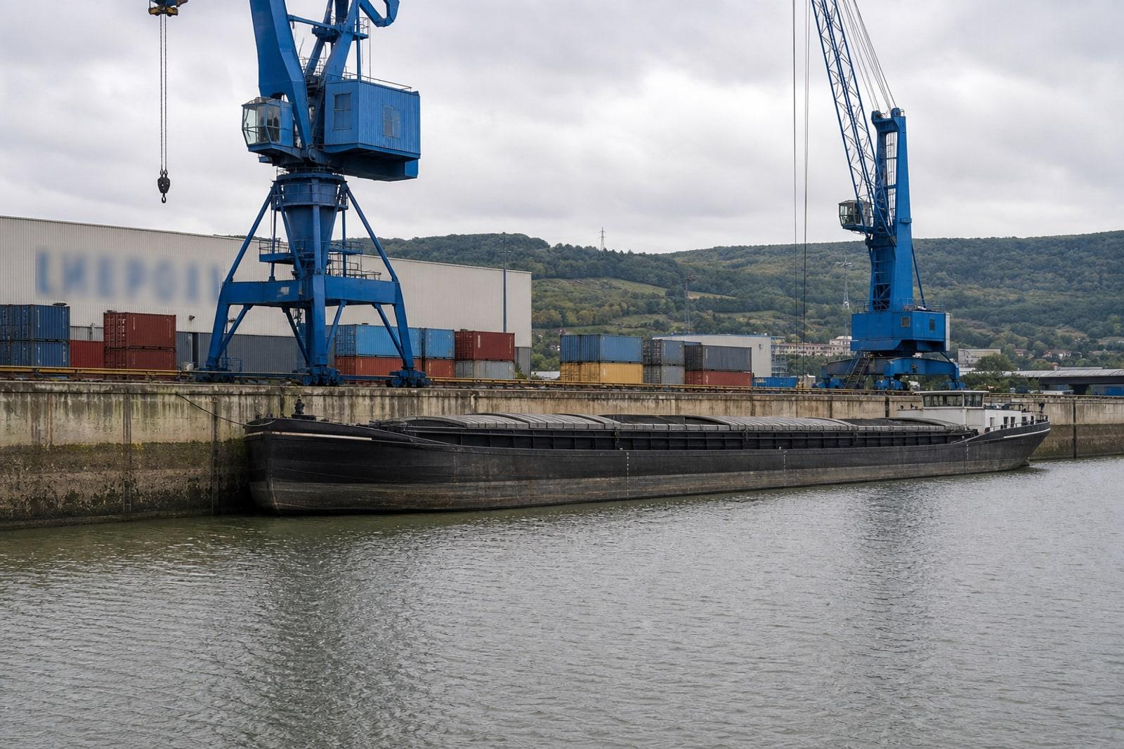 Niedrig beladenes Frachtschiff am Luxport-Kai im Hafen Mertert