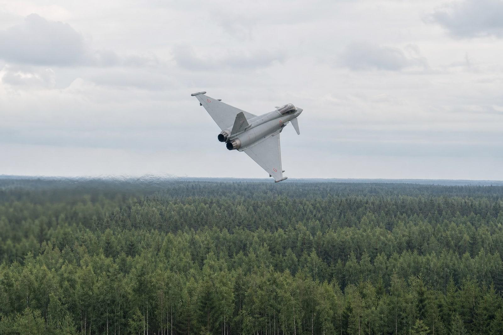 En italieeneschen Eurofighter Typhoon op NATO-Air-Policing-Patrull iwwer engem Bëschgebitt zu Latgale