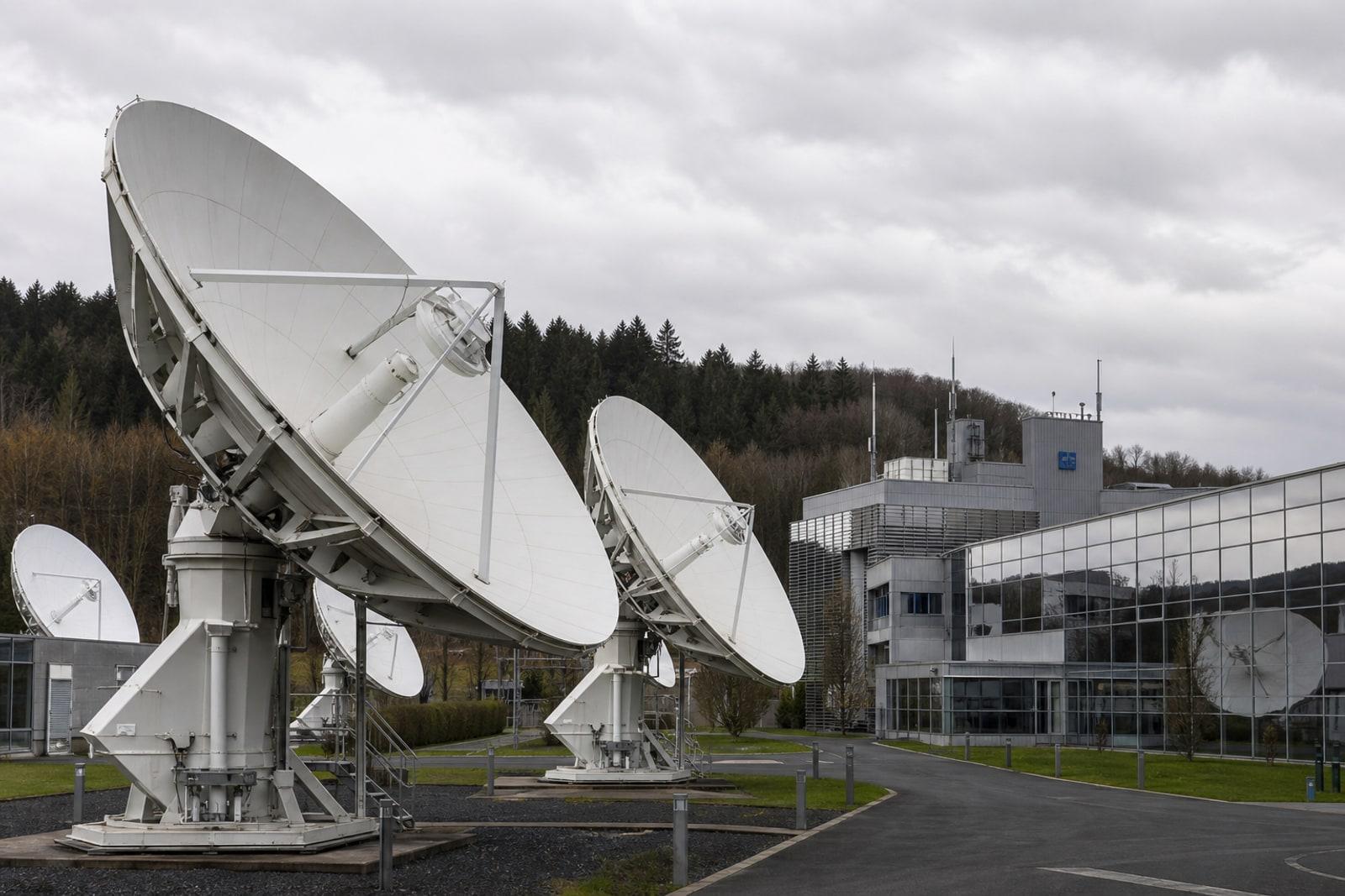 SES-Hauptsitz und Satelliten-Bodenstation mit Parabolantennen in Betzdorf, Luxemburg